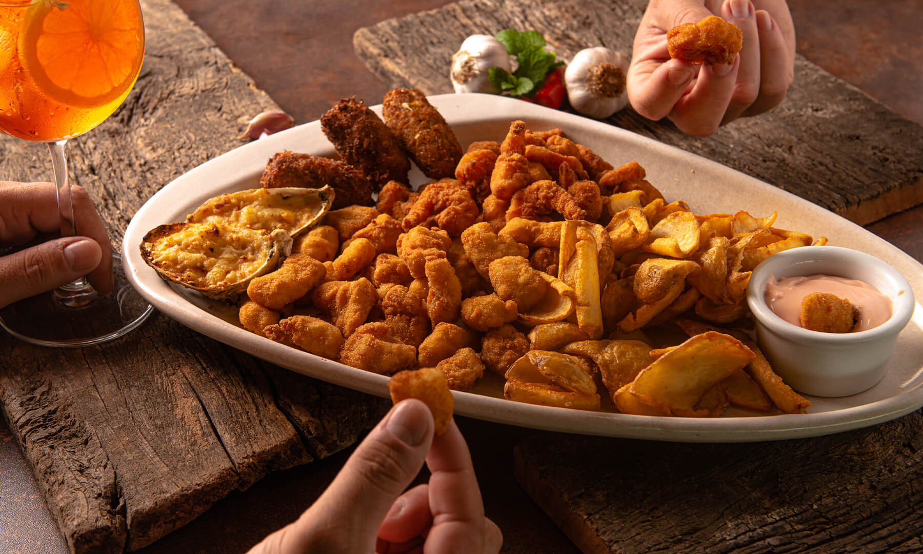 camarão a milanesa, isca de peixe a milanesa, bolinho de siri, ostra gratinada, fritas
